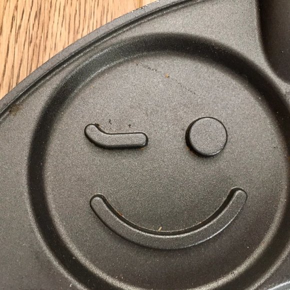 FUN Pancake Pan. Nordic-Ware Happy Face Quality Non-Stick Pan - Picture 5 of 10